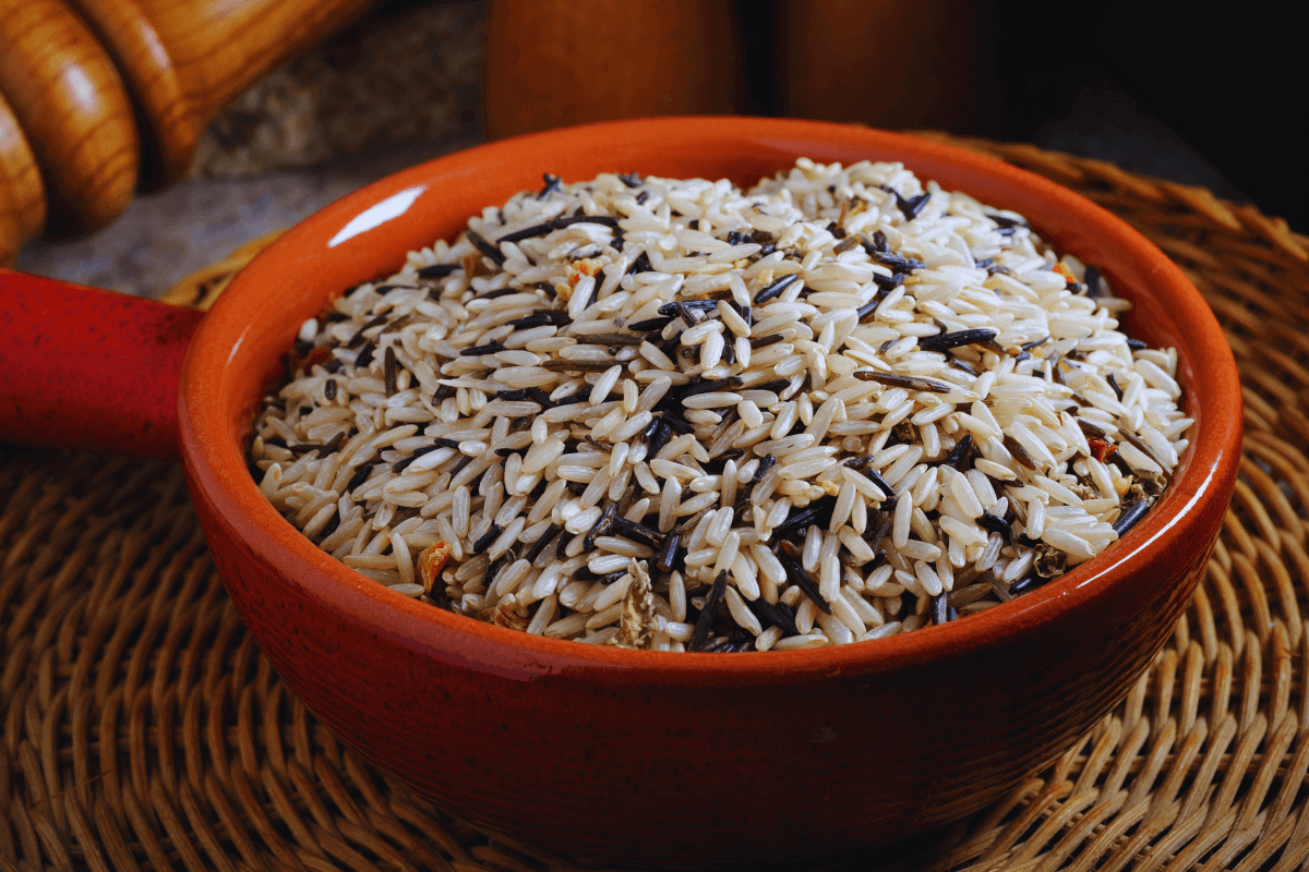 como-fazer-arroz-de-ervas-uma-explosao-de-sabores-frescos-e-aromaticos-na-sua-mesa