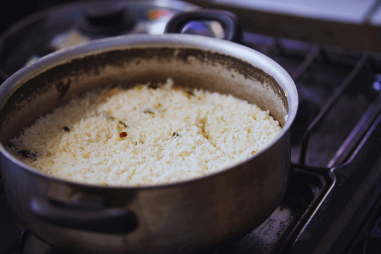 como-fazer-arroz-com-sazon-um-guia-passo-a-passo
