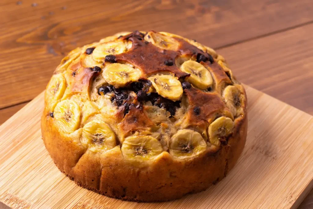 bolo-de-banana-com-farinha-de-arroz-em-uma-tábua-de-corte