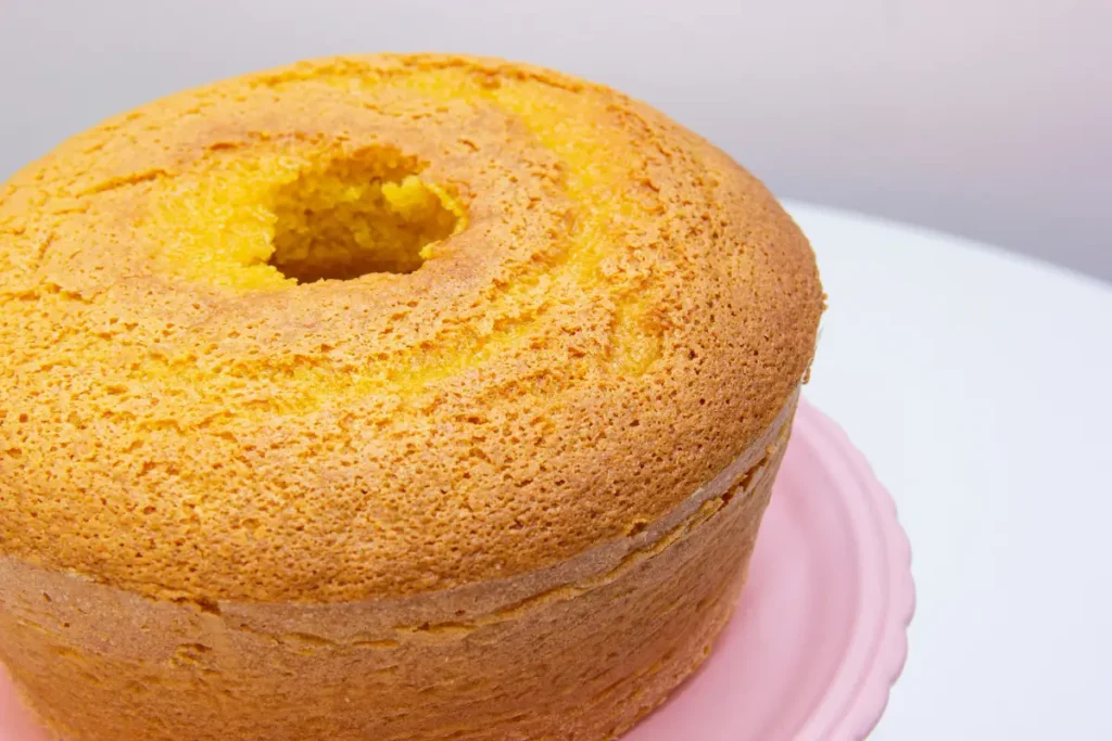 delicioso-bolo-de-cenoura-dentro-de-um-prato-rosa