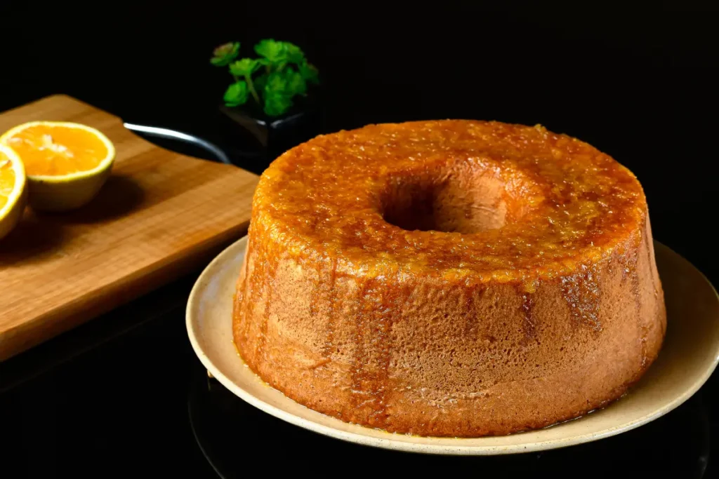 delicioso-bolo-de-laranja-com-cobertura-em-cima-de-uma-prato-de-ceramica