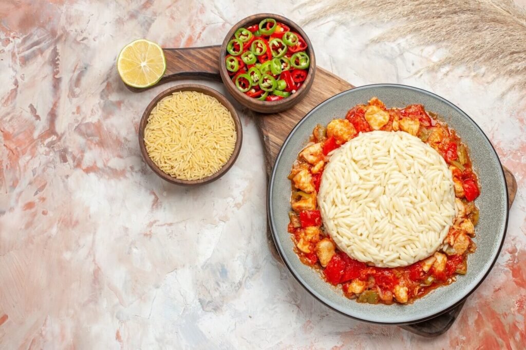 Refeição-de-frango-com-tomate-arroz-branco-salada-de-pimentão-e-limão-cortado