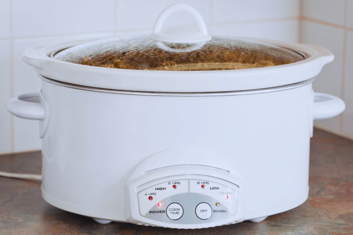 Painel digital de panela elétrica com botões de ajuste de temperatura e indicadores luminosos dos sensores de tempo.