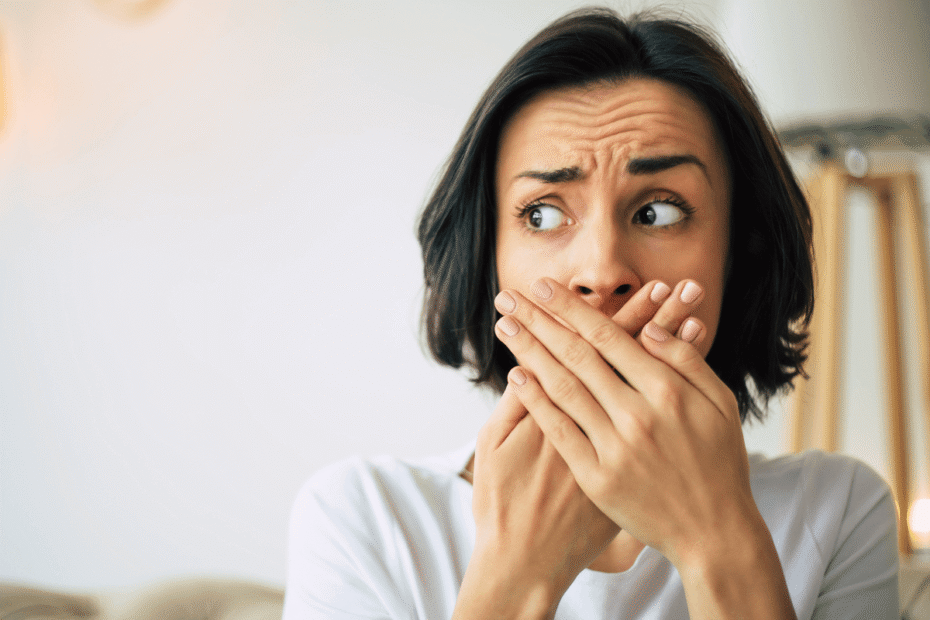 Mulher com expressão de espanto cobrindo a boca ao descobrir a verdade se a panela de arroz elétrica gasta muita luz.