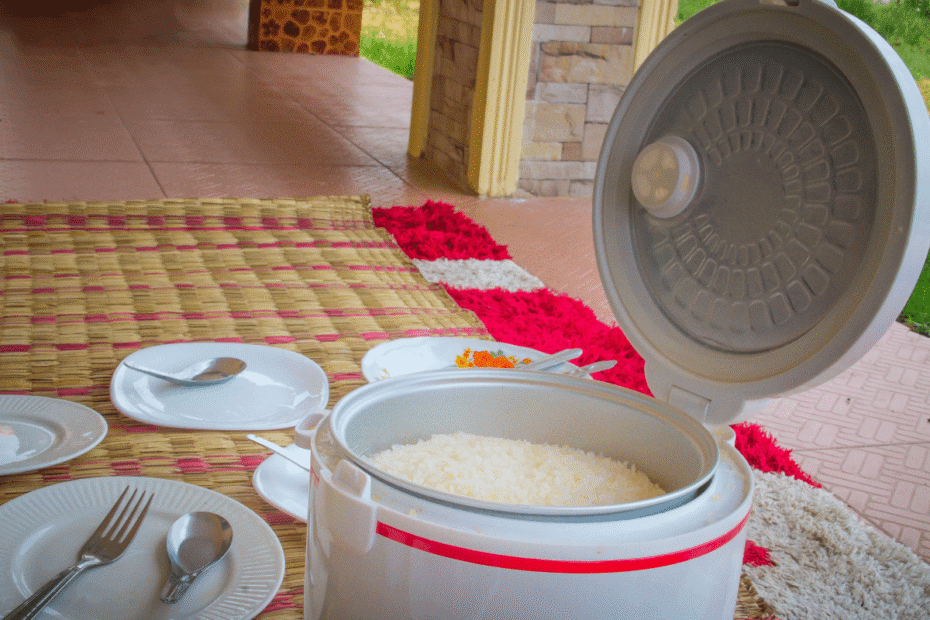 Panela elétrica aberta com arroz branco pronto, ilustrando o guia completo sobre quanto tempo dura o arroz na panela elétrica com segurança e como evitar riscos à saúde.