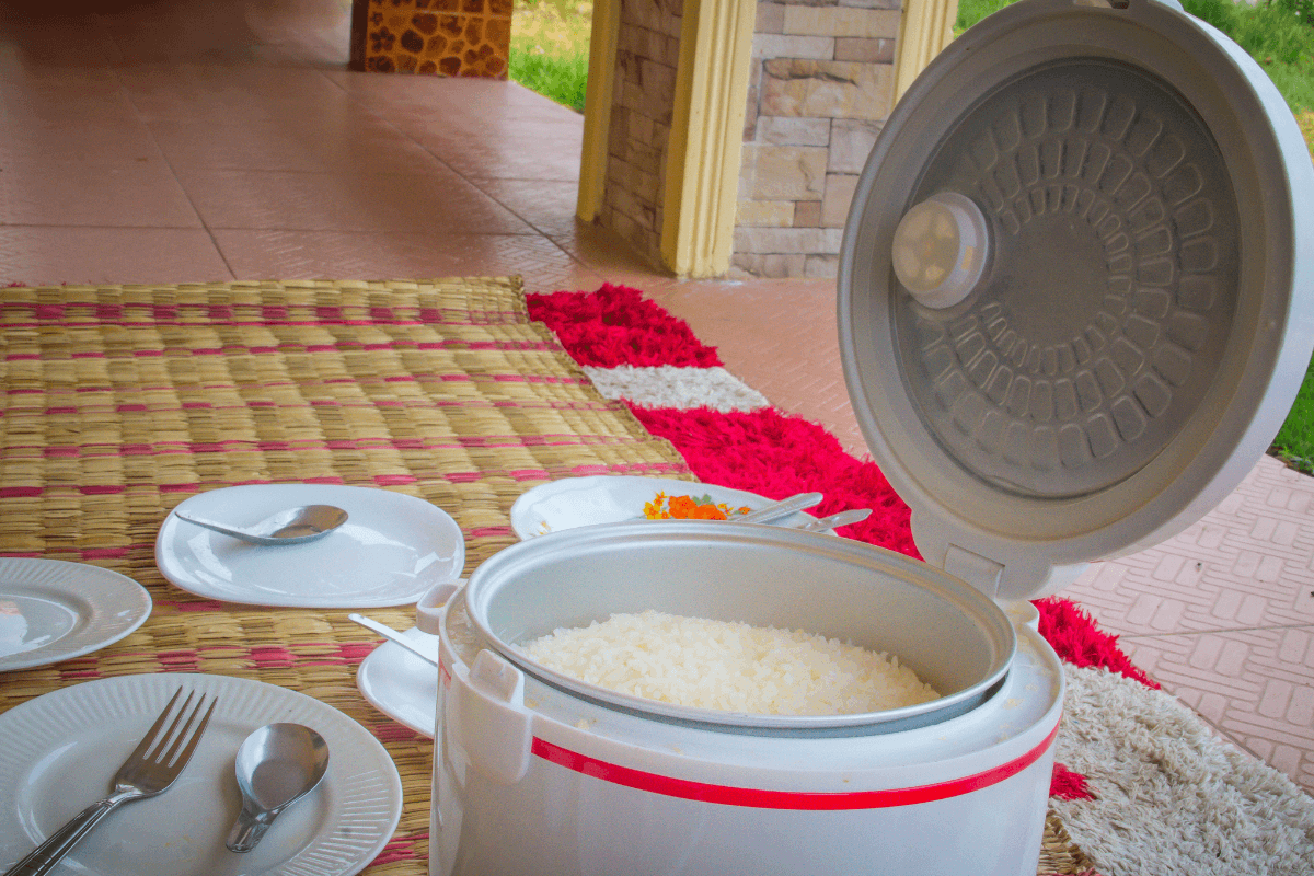 Panela elétrica aberta com arroz branco pronto, ilustrando o guia completo sobre quanto tempo dura o arroz na panela elétrica com segurança e como evitar riscos à saúde.